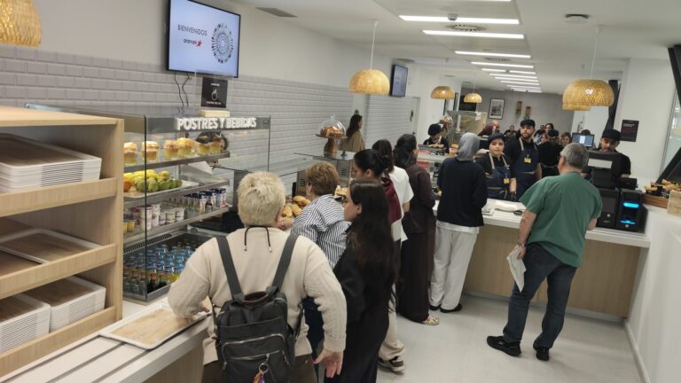 Clientes en un café esperando para ser atendidos en la barra