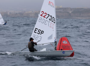 Regatista compitiendo en el Campeonato de España de Ilca6 en Melilla.