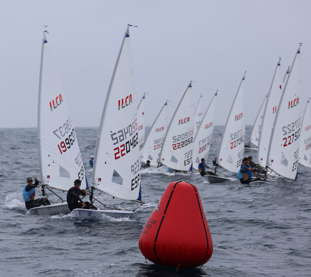 Regatistas compitiendo en el Campeonato de España de Ilca6 en Melilla