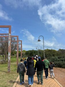 Grupo de personas caminando por un sendero en un parque