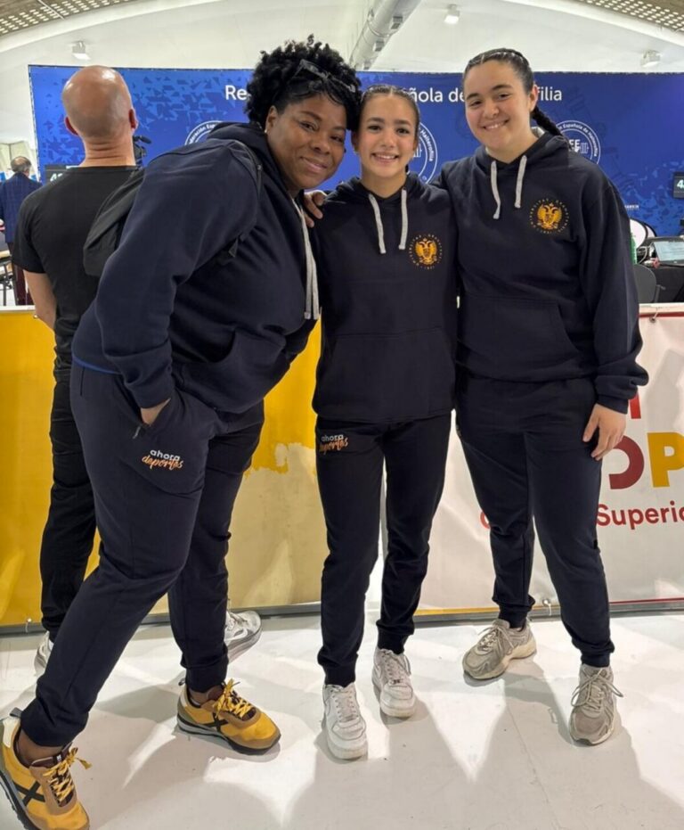 Atletas de halterofilia posando en el evento del campeonato