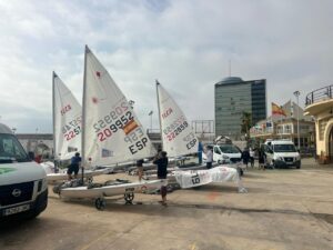 Regatistas preparan sus embarcaciones en el Campeonato de España Ilca 6 en Melilla.