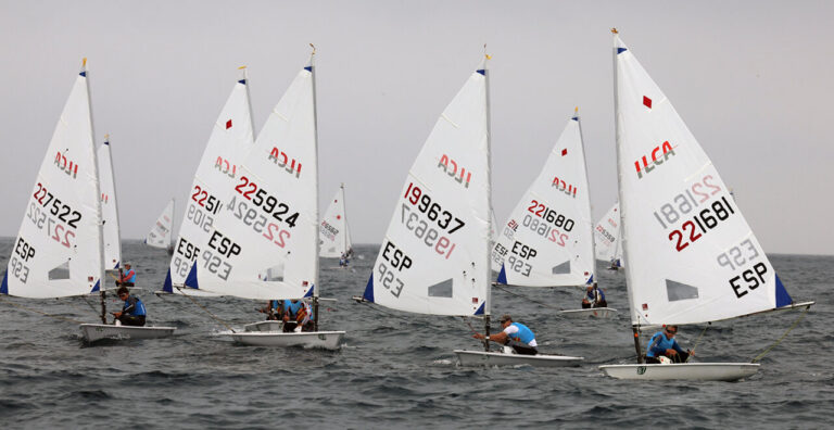 Veleros compitiendo en el Campeonato de España de la clase Ilca 6 en Melilla