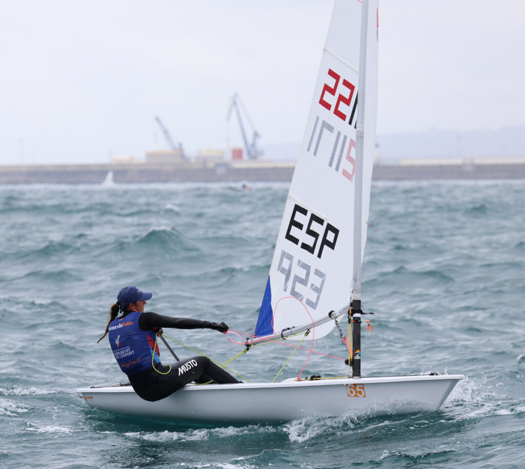 Irene de Tomás navegando en el Campeonato de España de Ilca6