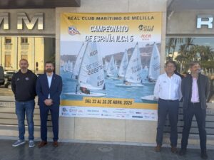 Presentación del Campeonato de España de Ilca 6 en Melilla con participantes y cartel.