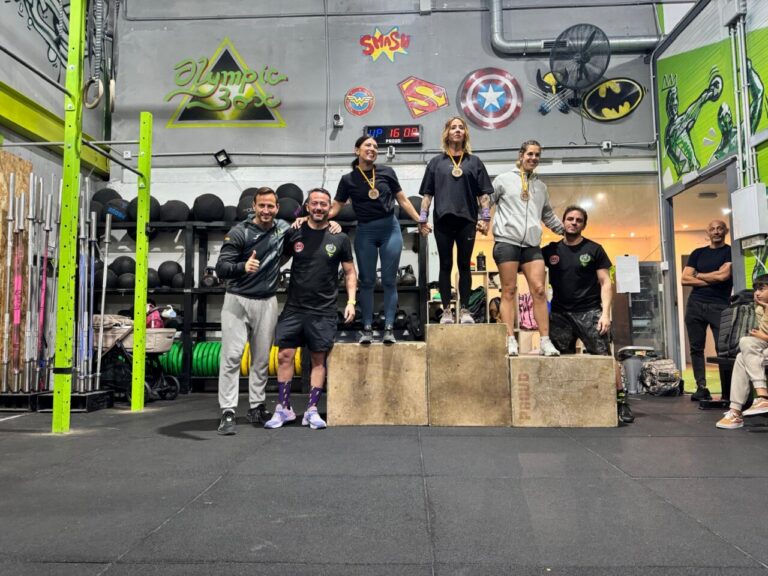 Atletas en el podio tras el campeonato de functional fitness en Melilla