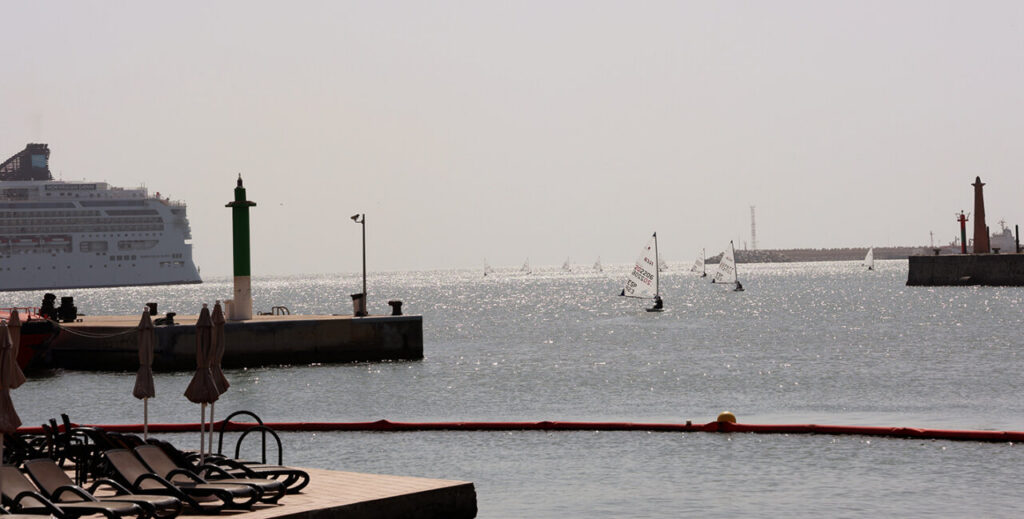 Regatistas compitiendo en el Campeonato de España ILCA 6 en Melilla