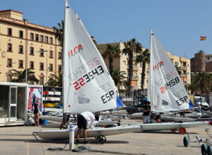 Regatistas preparándose para el Campeonato de España ILCA 6 en Melilla