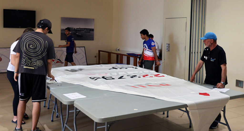 Regatistas preparando velas para el Campeonato de España ILCA 6 en Melilla