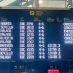 Panel de salidas del aeropuerto de Melilla mostrando vuelos cancelados