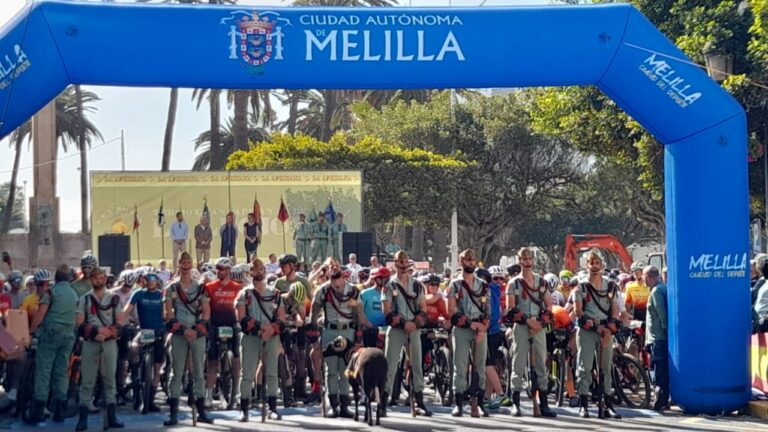 Participantes de la Carrera Africana en Melilla con la Banda de Guerra