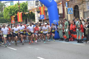 Corredores en la salida de la Carrera Africana en Melilla