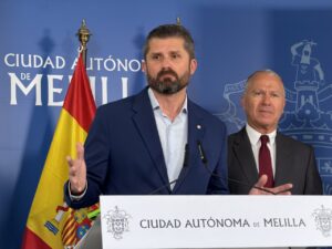 Dos hombres en una conferencia de prensa sobre la Carrera Africana en Melilla