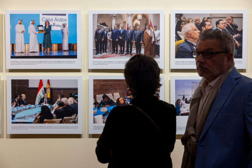 Visitantes observan fotografías en la exposición de Casa Árabe en Madrid.