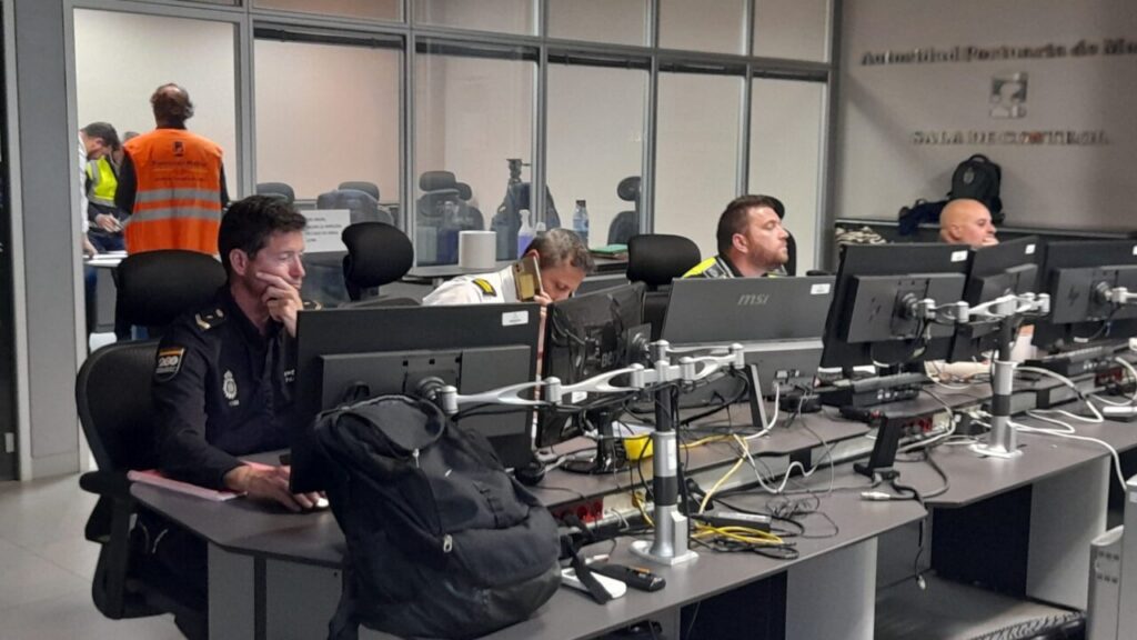 Ejercicio de simulacro de seguridad marítima en Melilla con personal operativo