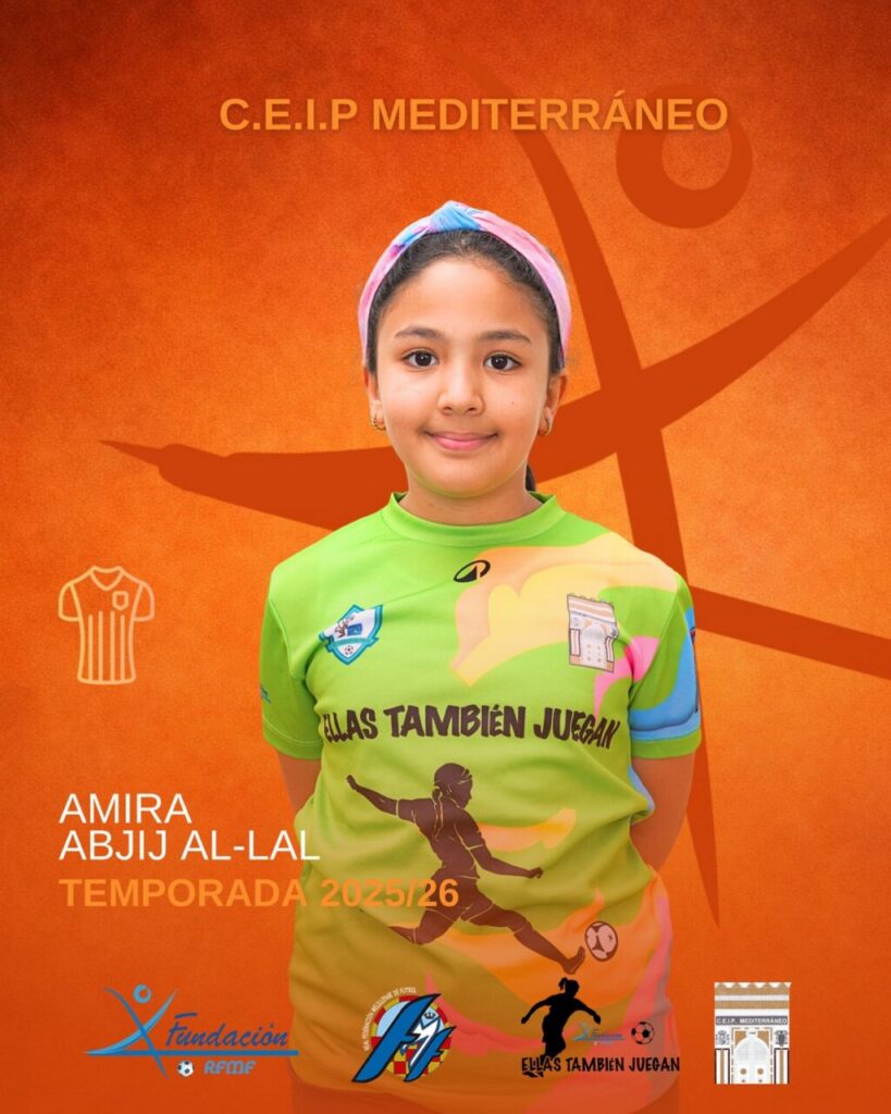 Niña en camiseta de fútbol del CEIP Mediterráneo con fondo naranja