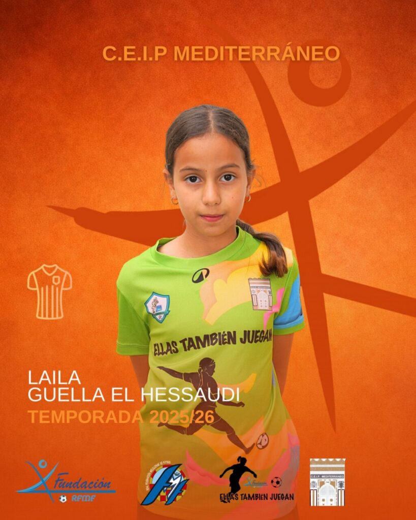 Niña con camiseta de fútbol en el CEIP Mediterráneo