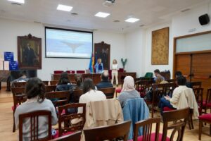 Presentación sobre cetáceos y tortugas marinas en un auditorio