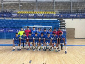 Equipo del C.F. Rusadir posando tras su victoria en el derbi