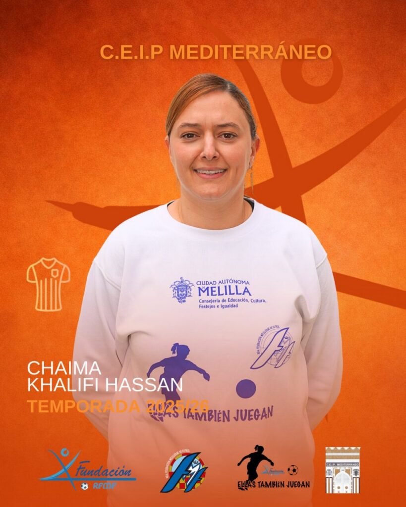 Entrenadora Chaima Khalifi en el CEIP Mediterráneo durante la Liga Escolar Femenina.