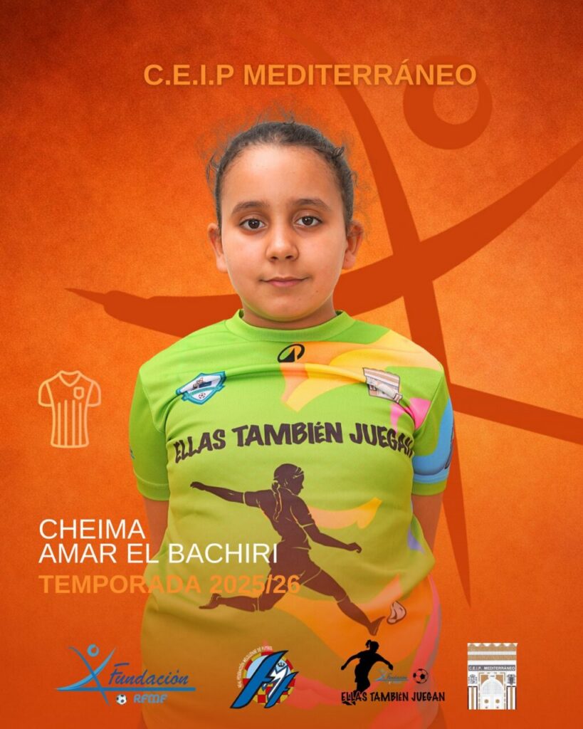 Niña con camiseta de fútbol del CEIP Mediterráneo en un evento deportivo
