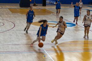 Jugadoras del equipo de baloncesto La Salle Nacional en acción durante un partido