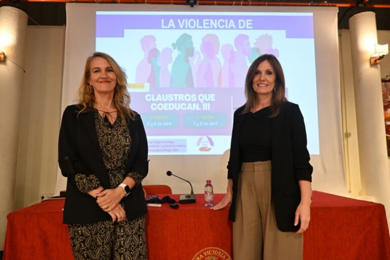 Dos mujeres en un evento sobre coeducación y violencia de género