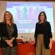 Dos mujeres en un evento sobre coeducación y violencia de género