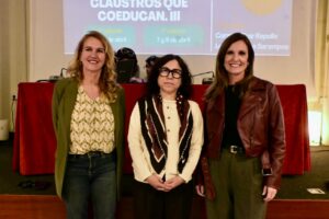 Tres mujeres posando en un evento sobre coeducación en Melilla.