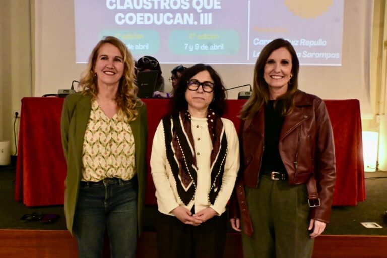 Tres mujeres posando en un evento sobre coeducación en Melilla.