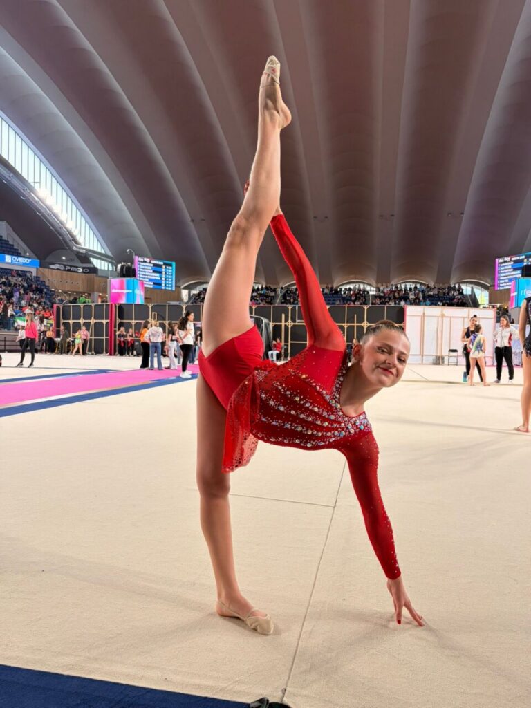 Gimnasta en competición de gimnasia rítmica en Oviedo