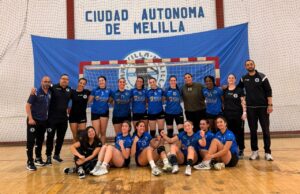 Equipo femenino del Club Balonmano T-Maravilla Melilla posando en la cancha