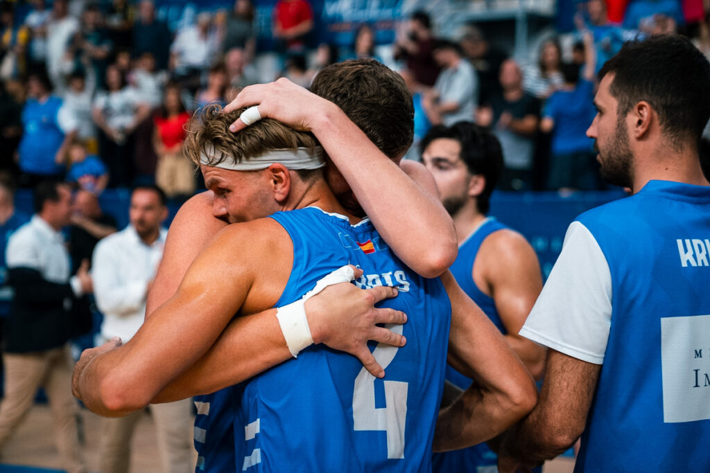 Jugadores del Club Melilla Baloncesto celebrando una victoria en el partido