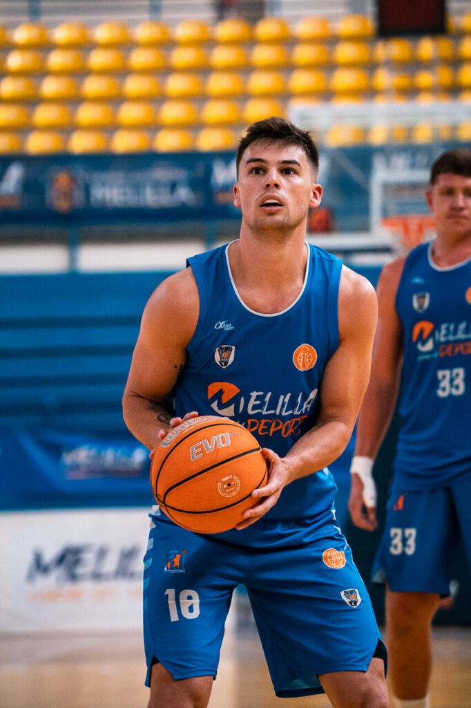 Jugador del Club Melilla Baloncesto lanzando a canasta durante un partido