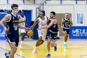 Jugadores de baloncesto en acción durante un partido