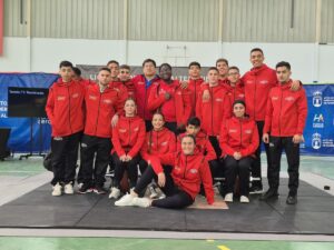 Equipo del Club Olimpo Fénix en competición de halterofilia en Almería