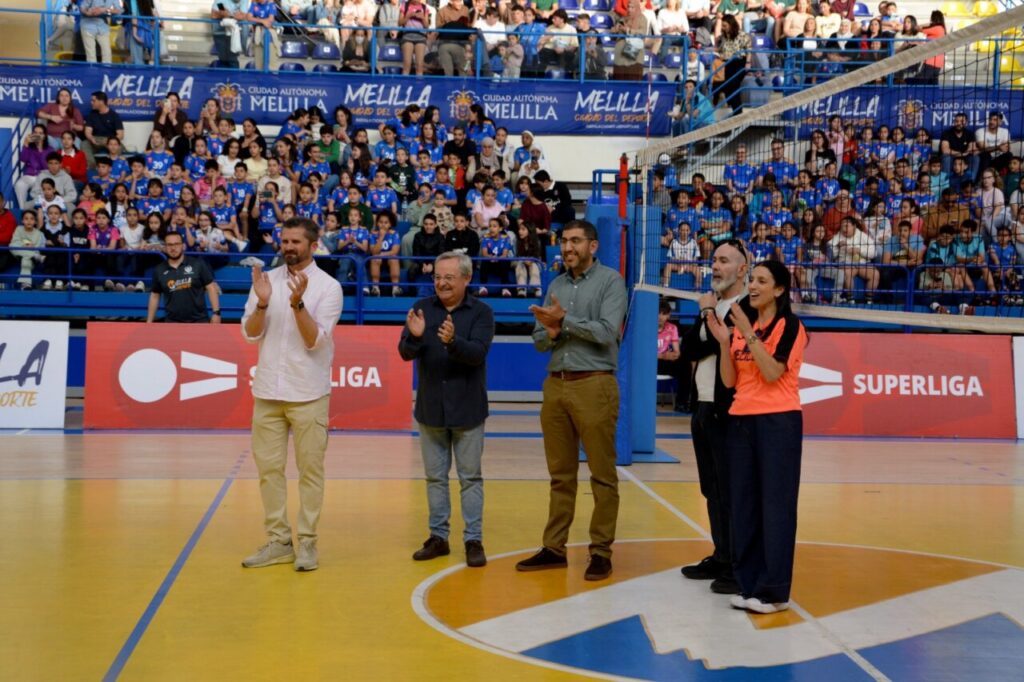 Momento de reconocimiento en el Pabellón Javier Imbroda Ortiz durante un partido de voleibol.