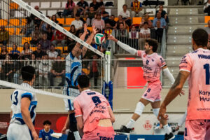 Jugadores del Club Voleibol Melilla en un partido emocionante