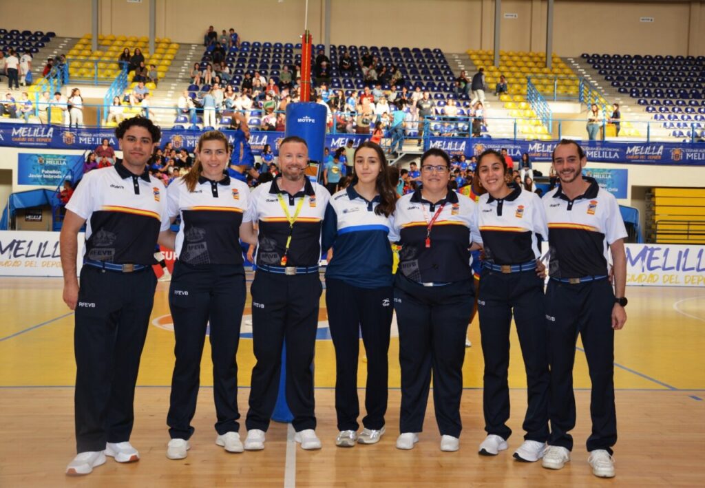 Grupo de árbitros del Club Voleibol Melilla en el Pabellón Javier Imbroda Ortiz