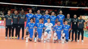 Equipo del Club Voleibol Melilla posando en la cancha de voleibol
