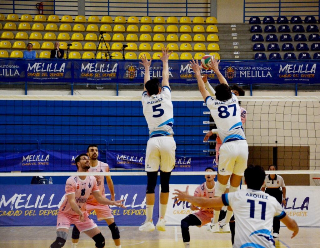 Jugadores del Club Voleibol Melilla en acción durante un partido