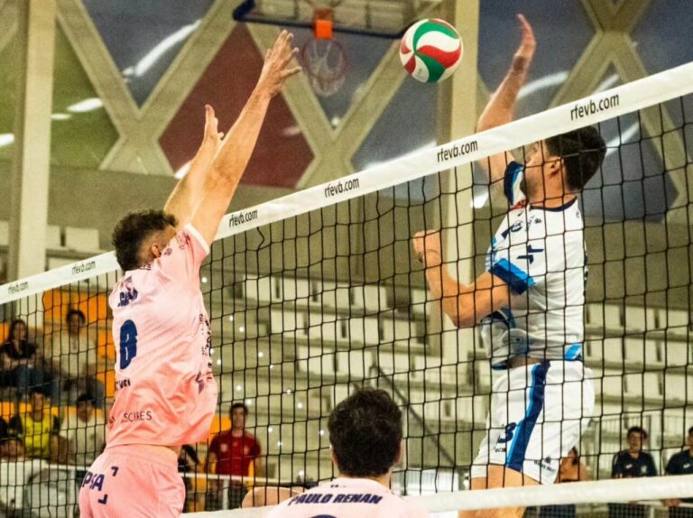Jugadores de voleibol en acción durante un partido entre Melilla y Valencia