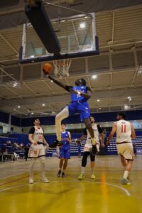 Jugador de baloncesto saltando para encestar durante un partido