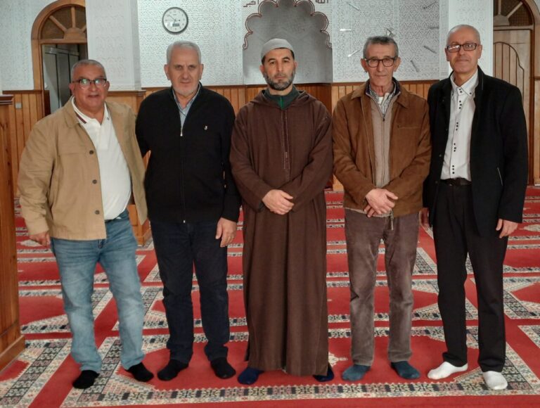 Representantes de la Comisión Islámica de Melilla y Ceuta en una mezquita