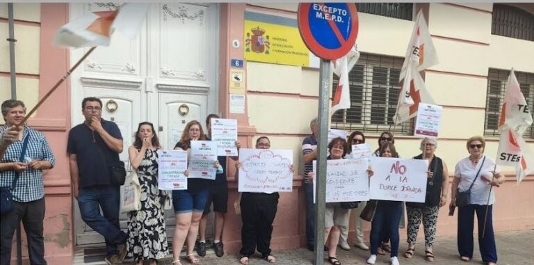 Protesta del sindicato SATE-STEs frente al MEC en Melilla