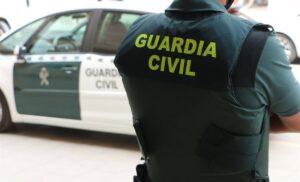 Guardia Civil en Melilla con vehículo de la institución