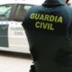 Guardia Civil en Melilla con vehículo de la institución