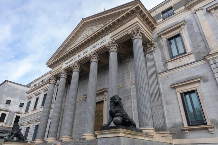 Fachada del Congreso de los Diputados en España con columnas y leones