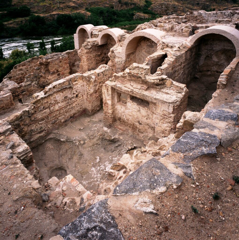 Ruinas de baños árabes en Toledo, patrimonio cultural y arquitectónico