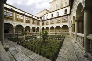 Jardín interior del Consorcio de Toledo con plantas y arquitectura histórica
